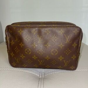 LOUIS VUITTON 
Monogram Trousse Toilette 23
